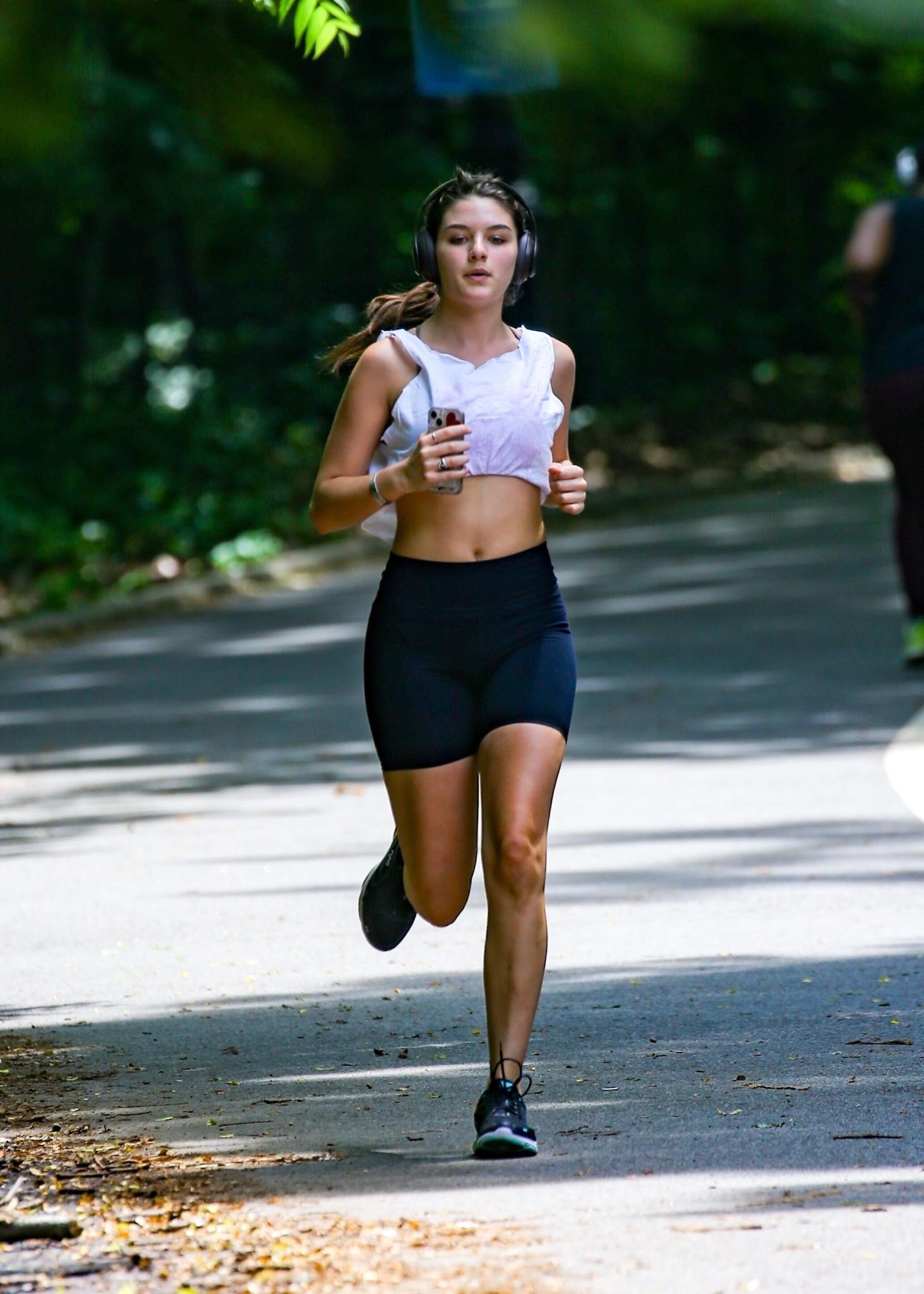 Suri Cruise sau khi tho&aacute;t khỏi quan hệ độc hại với Tom Cruise- Ảnh 2.