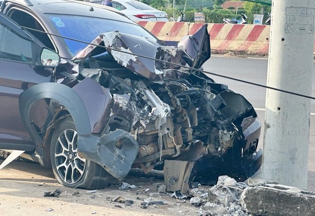 Ô tô lao vào cột điện, hai vợ chồng thương vong- Ảnh 1.