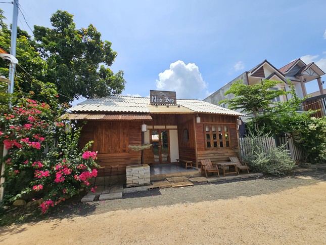 Đưa con ra quán cà phê chơi, nữ giáo viên bị tấm bê tông rơi đè tử vong- Ảnh 1.