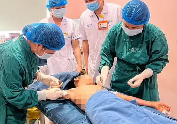 Bé trai leo cột điện cao thế bắn chim, bị giật rơi 10 m xuống đất- Ảnh 1. Bé trai leo cột điện cao thế bắn chim, bị giật rơi 10 m xuống đất- Ảnh 1.