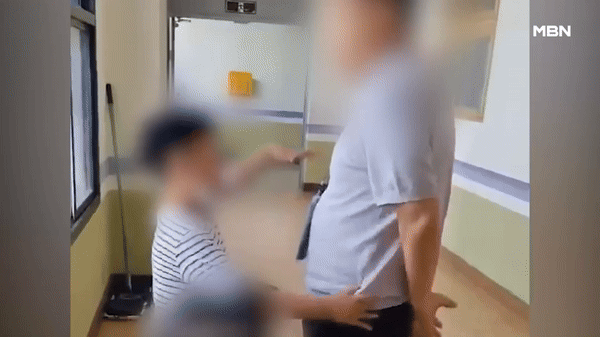 Học sinh tiểu học liên tục tát vào mặt hiệu phó, video ghi lại sự việc khiến dân mạng Hàn Quốc phẫn nộ- Ảnh 1.