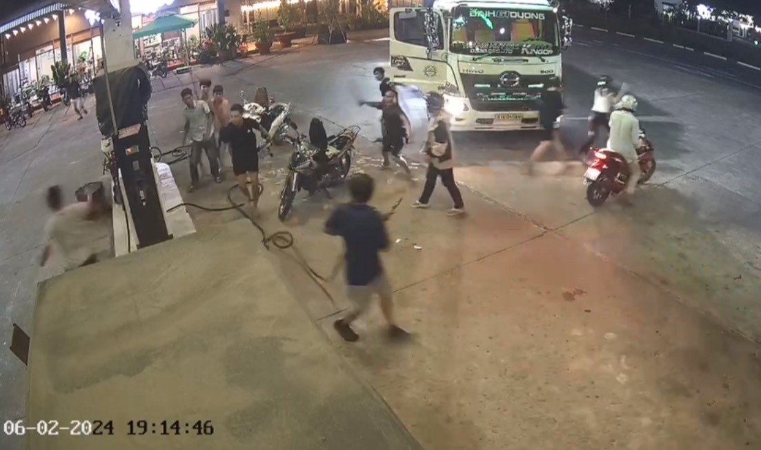 Thông tin mới vụ 6 người lao từ xe tải xuống cây xăng gây hỗn chiến kinh hoàng- Ảnh 1. Thông tin mới vụ 6 người lao từ xe tải xuống cây xăng gây hỗn chiến kinh hoàng- Ảnh 1.