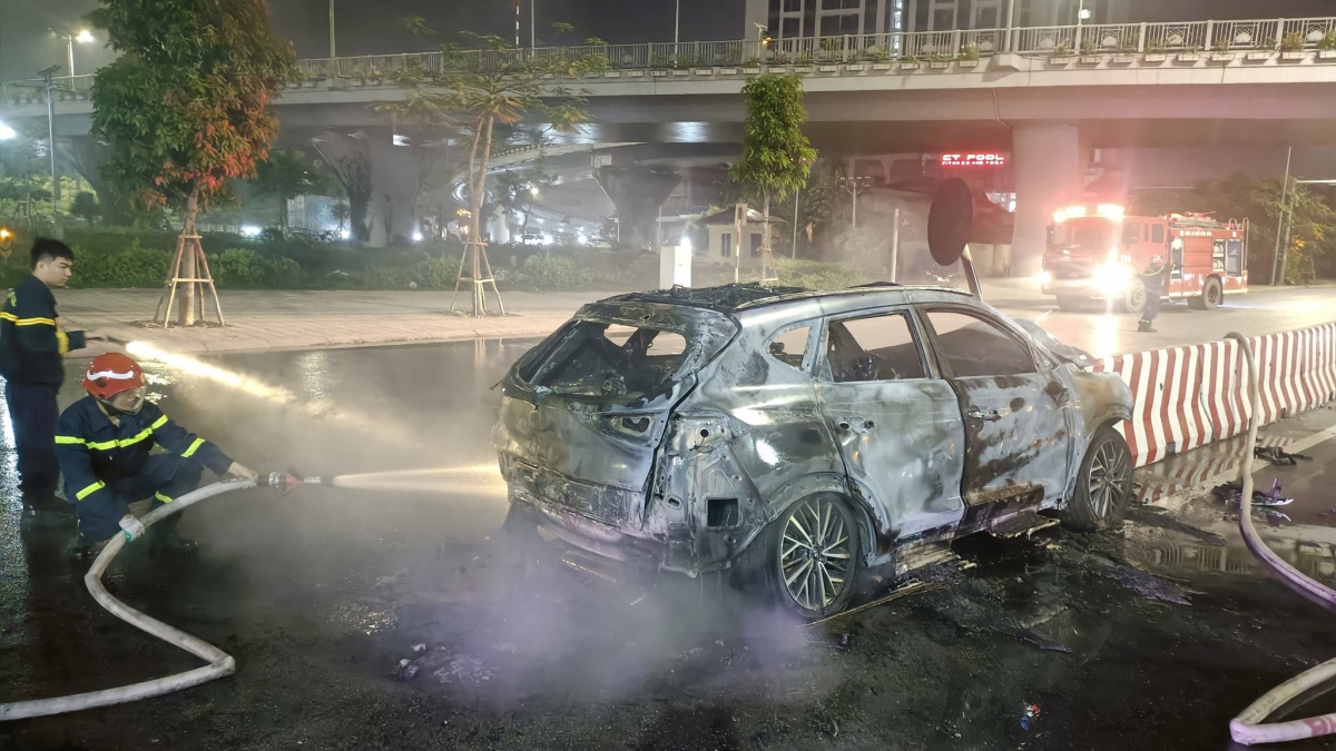 Xe ô tô đâm vào dải phân cách, bốc cháy trong đêm ở Hải Phòng- Ảnh 2.