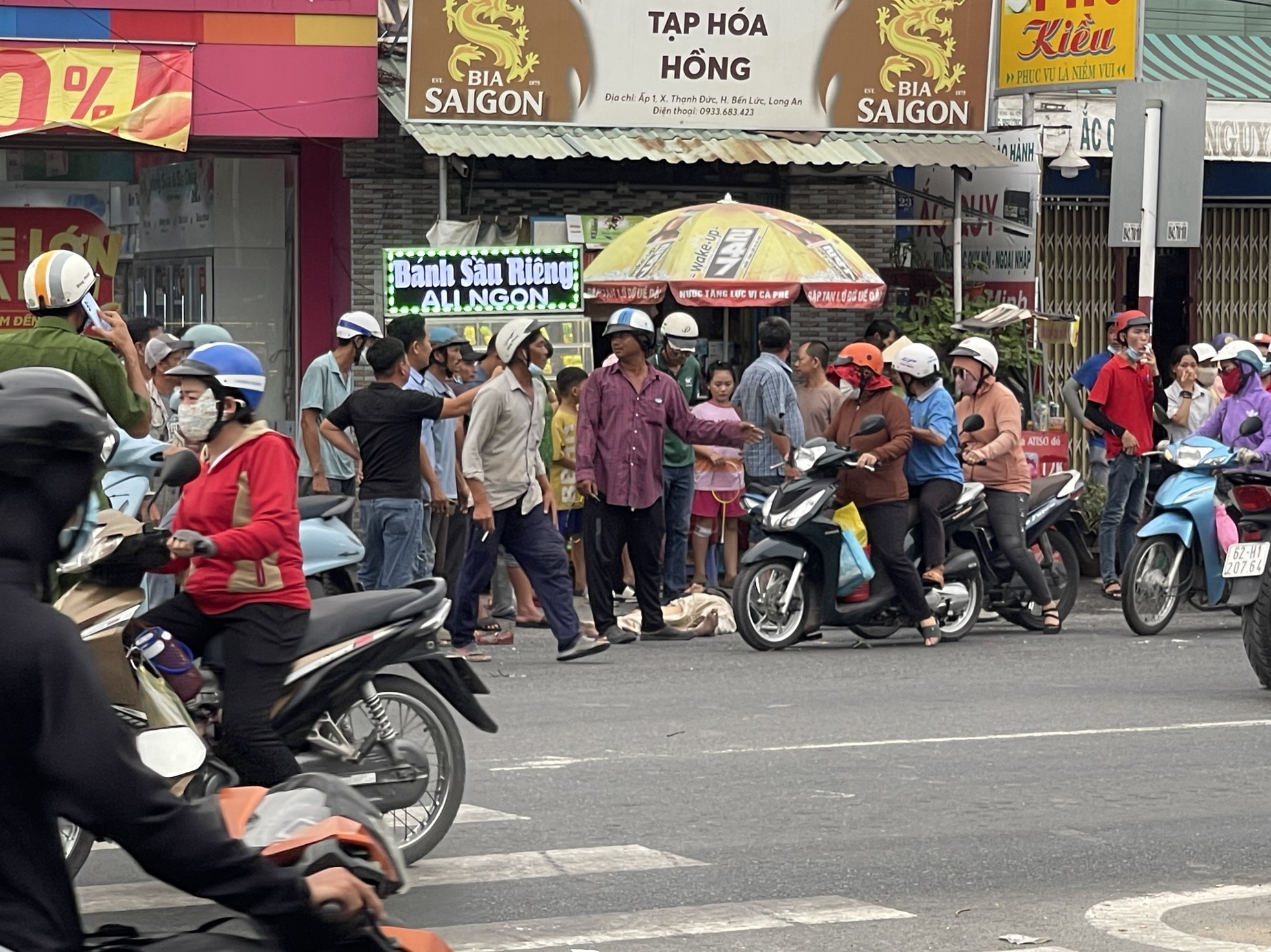 Công an xác định nguyên nhân ô tô khách tông hàng loạt xe máy ở Long An làm 2 người chết- Ảnh 2.