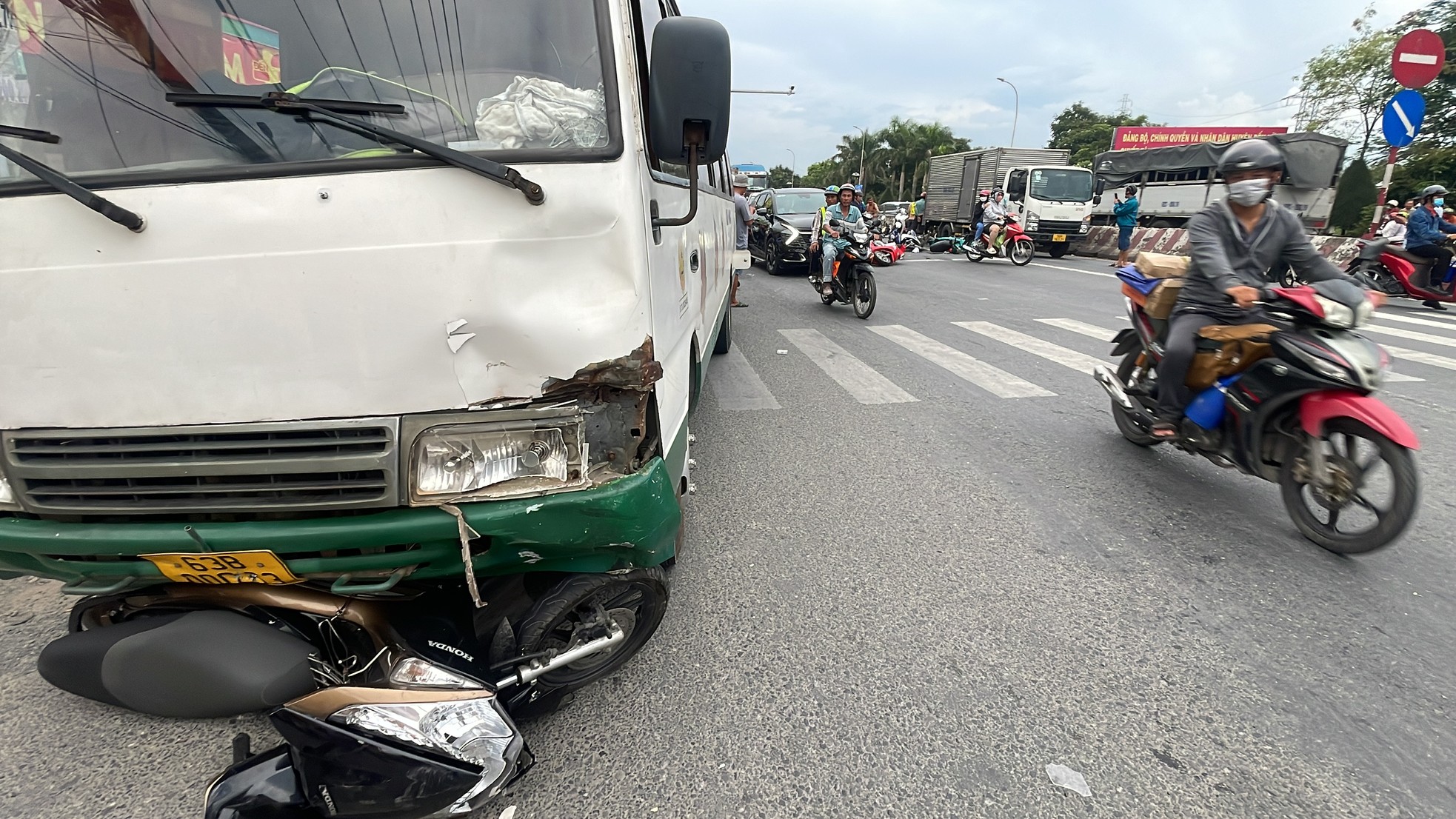 Công an xác định nguyên nhân ô tô khách tông hàng loạt xe máy ở Long An làm 2 người chết- Ảnh 1.