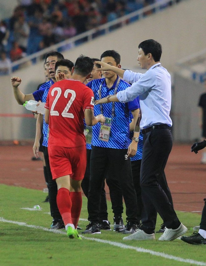 Báo Hàn Quốc khen ngợi: Phép màu của HLV Kim Sang-sik xuất hiện ở ngay trận ra mắt tuyển Việt Nam- Ảnh 1.