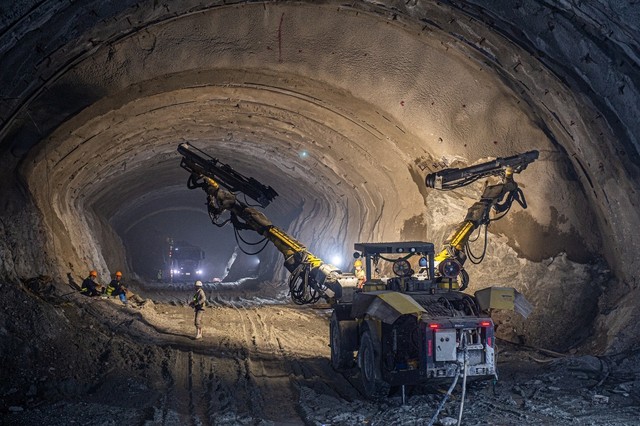 Thần tốc đào hầm xuyên núi dài nhất tuyến cao tốc 147.000 tỷ đồng: robot khủng xuất hiện, thông xe sớm hơn kế hoạch- Ảnh 1.