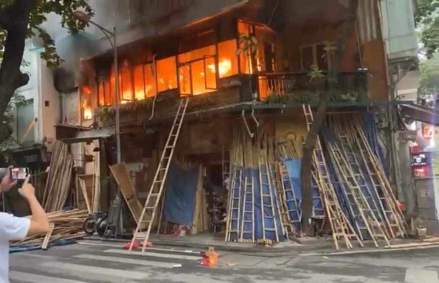 Cháy nhà trên phố cổ Hà Nội, nhiều người hoảng sợ- Ảnh 1.