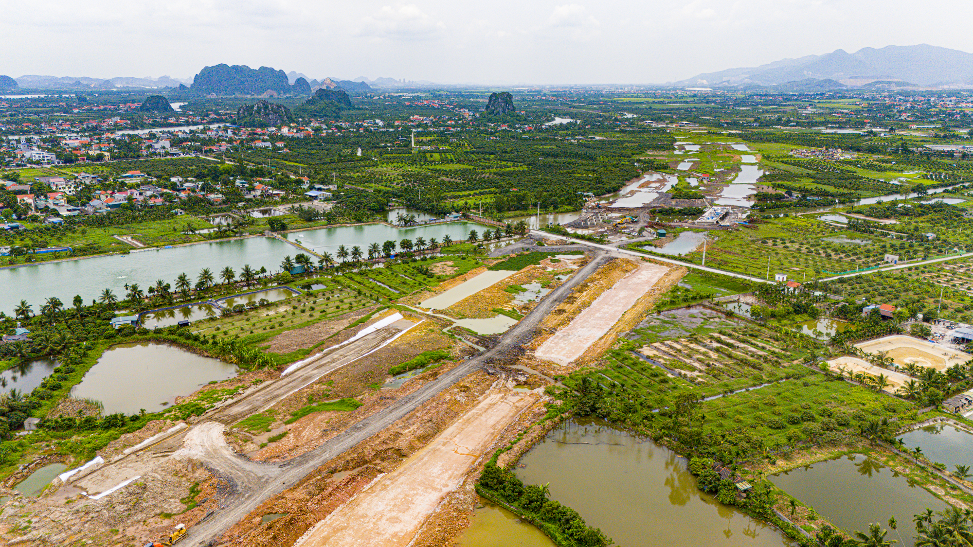 Khu vực đang xây dựng 4 tuyến đường 15.000 tỷ xung quanh một khu công nghiệp thu hút hơn 2,3 tỷ USD- Ảnh 5.