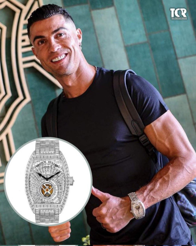Ronaldo hội quân cho kỳ Euro cuối cùng: Mang một vật giá 36 tỷ, gây chú ý nhất là loạt “dây điện” ở bắp tay- Ảnh 1.