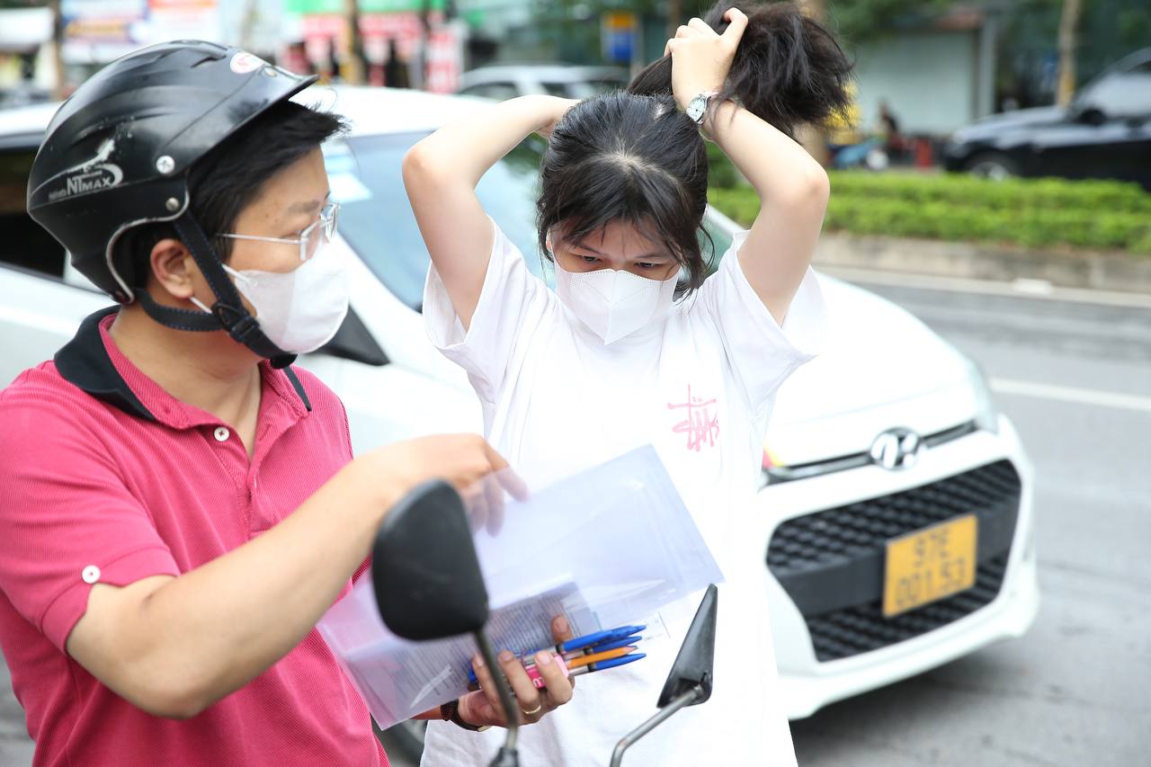 Hơn 100.000 sĩ tử Hà Nội đang làm bài thi môn Văn vào lớp 10: Phụ huynh ở ngoài đếm ngược từng giây- Ảnh 22.