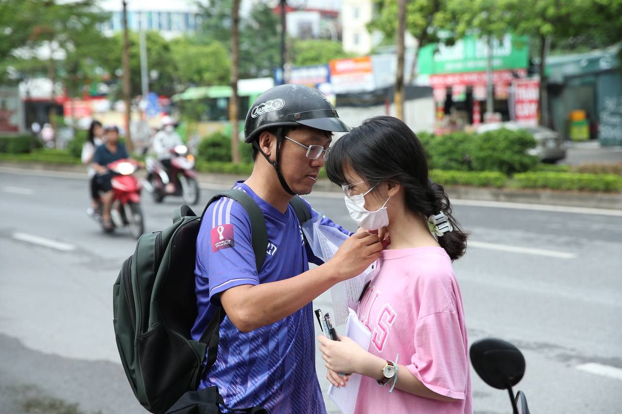 Hơn 100.000 sĩ tử Hà Nội đang làm bài thi môn Văn vào lớp 10: Phụ huynh ở ngoài đếm ngược từng giây- Ảnh 21.