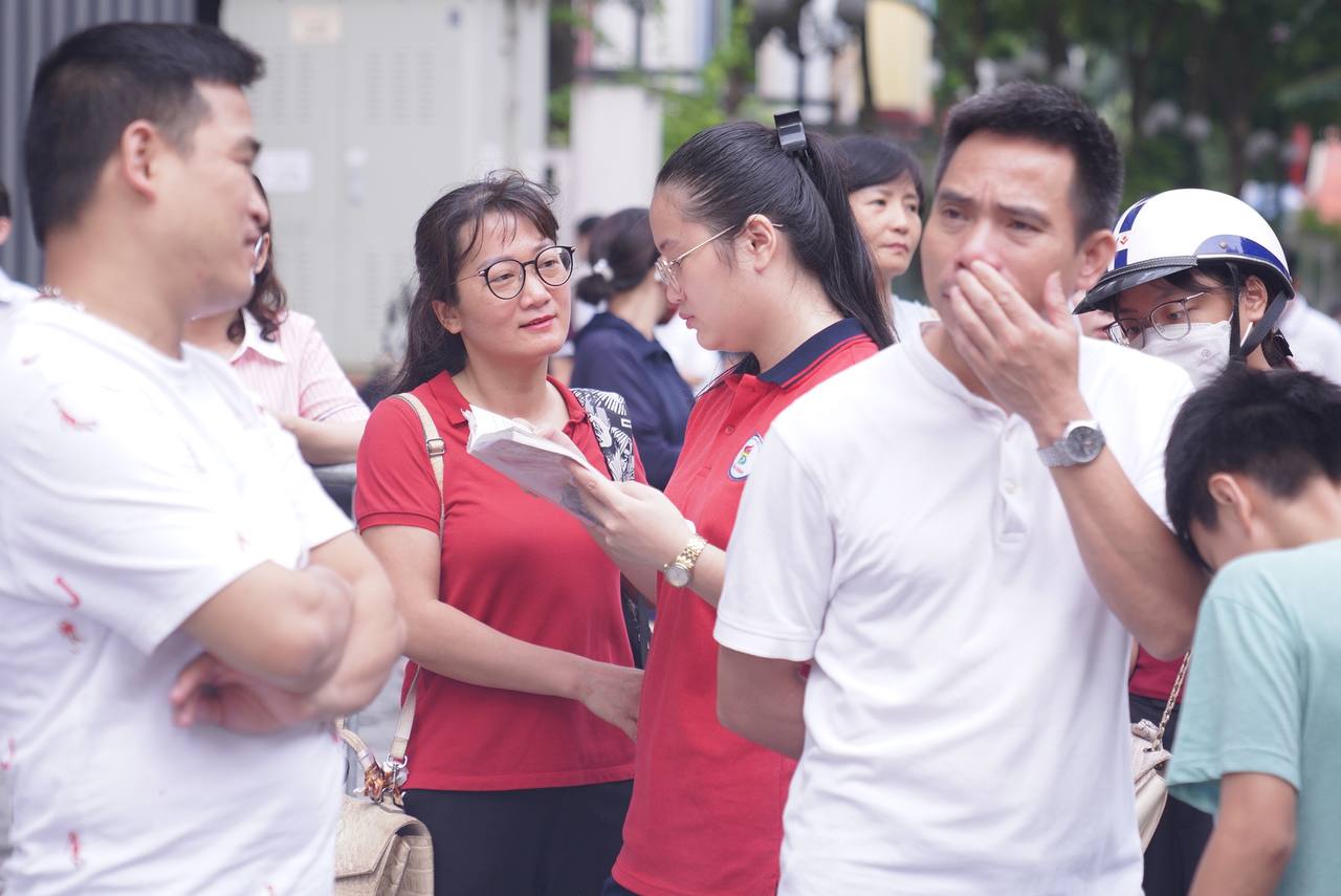 Hơn 100.000 sĩ tử Hà Nội đang làm bài thi môn Văn vào lớp 10: Phụ huynh ở ngoài đếm ngược từng giây- Ảnh 17.