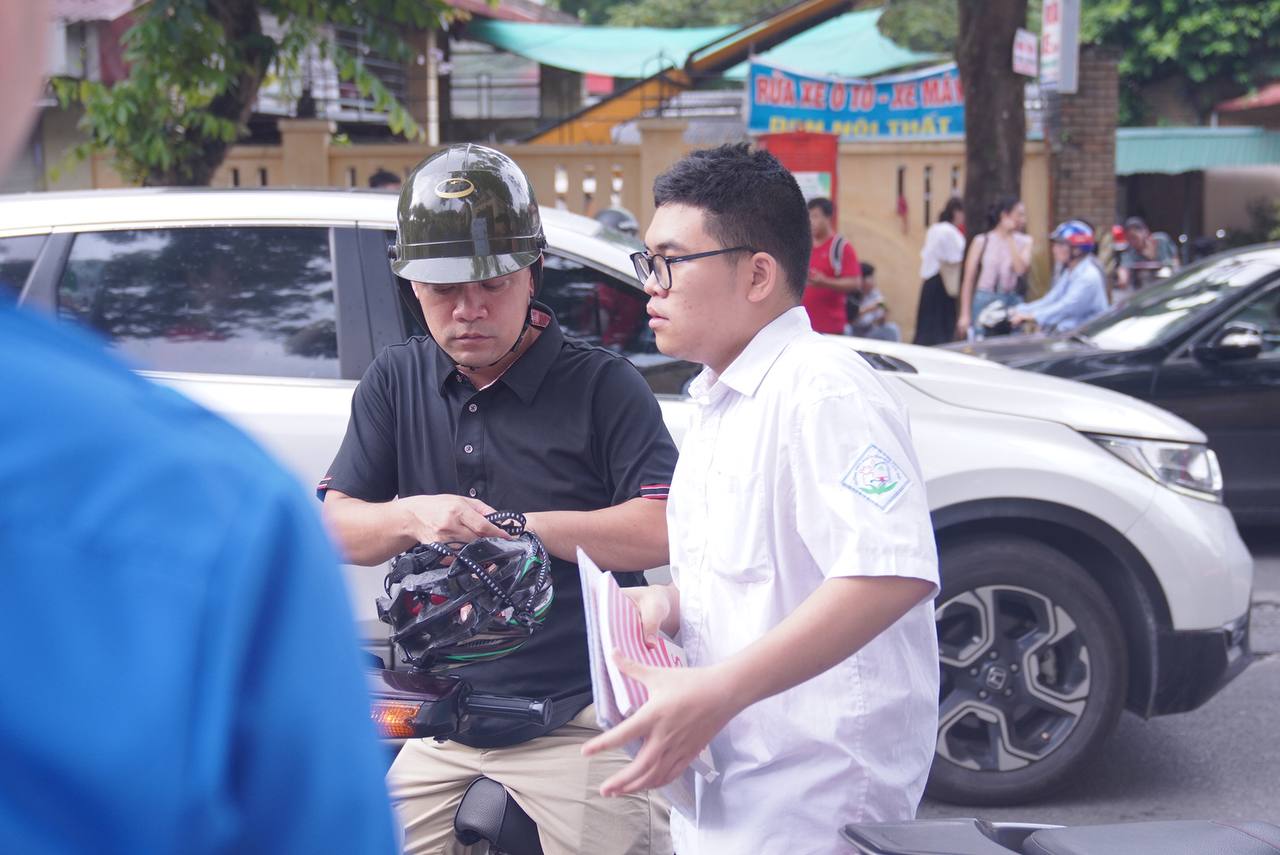 Hơn 100.000 sĩ tử Hà Nội đang làm bài thi môn Văn vào lớp 10: Phụ huynh ở ngoài đếm ngược từng giây- Ảnh 16.