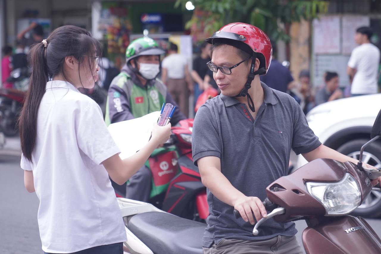 Hơn 100.000 sĩ tử Hà Nội đang làm bài thi môn Văn vào lớp 10: Phụ huynh ở ngoài đếm ngược từng giây- Ảnh 15.