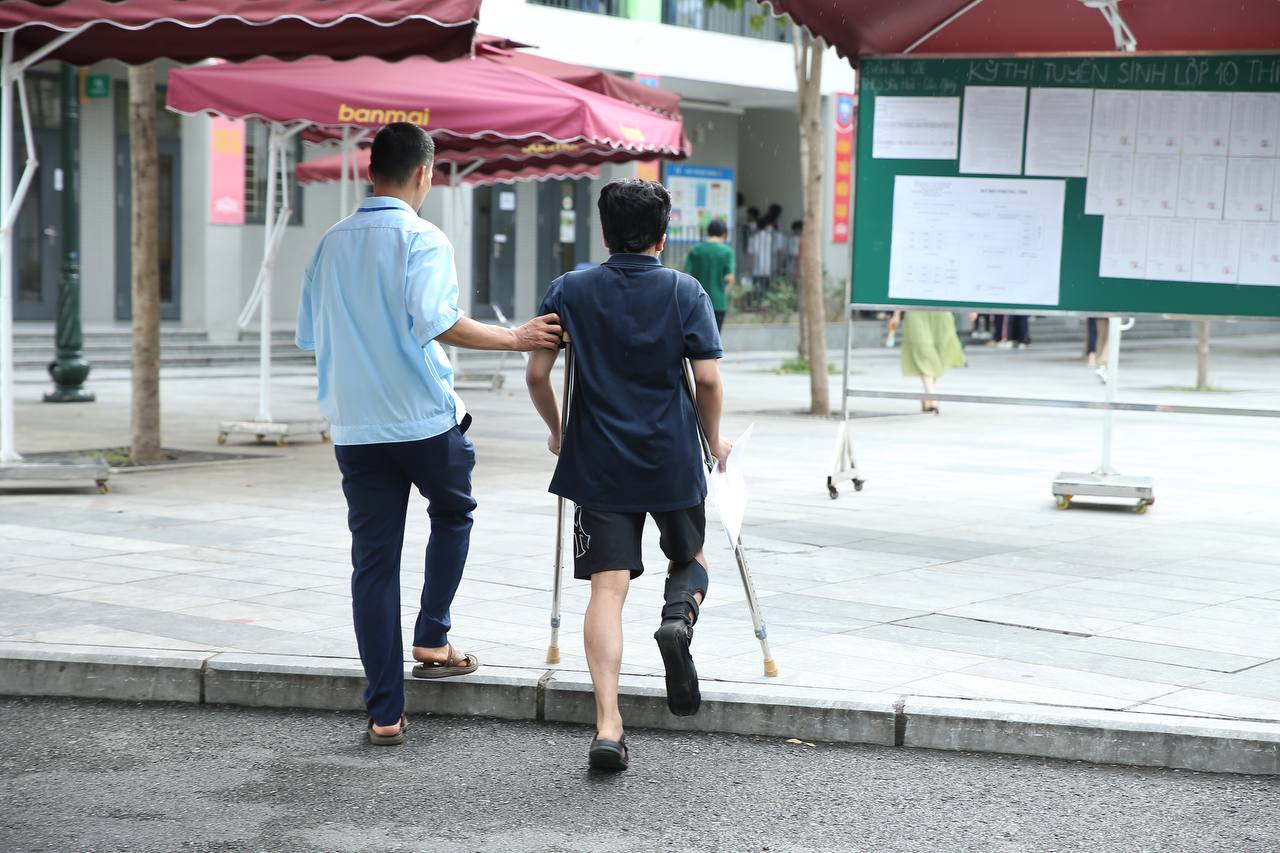 Hơn 100.000 sĩ tử Hà Nội đang làm bài thi môn Văn vào lớp 10: Phụ huynh ở ngoài đếm ngược từng giây- Ảnh 13.