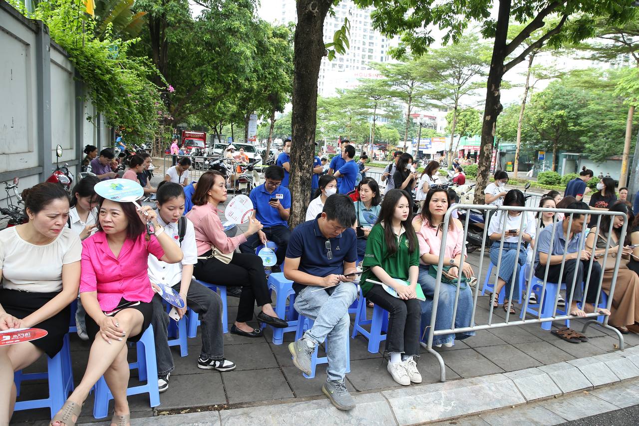 Hơn 100.000 sĩ tử Hà Nội đang làm bài thi môn Văn vào lớp 10: Phụ huynh ở ngoài đếm ngược từng giây- Ảnh 4.