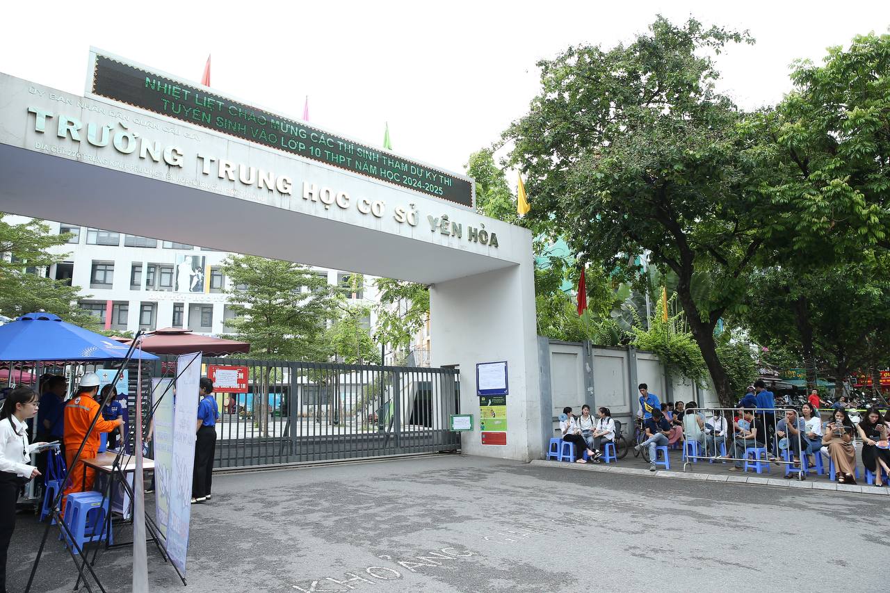 Hơn 100.000 sĩ tử Hà Nội đang làm bài thi môn Văn vào lớp 10: Phụ huynh ở ngoài đếm ngược từng giây- Ảnh 6.