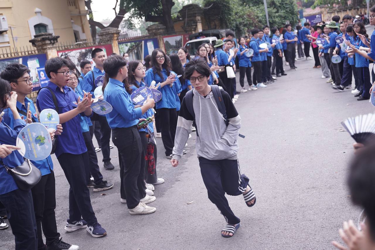 Hơn 100.000 sĩ tử Hà Nội đang làm bài thi môn Văn vào lớp 10: Phụ huynh ở ngoài đếm ngược từng giây- Ảnh 8.