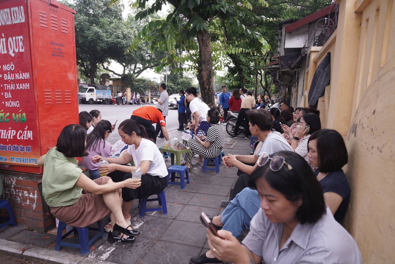 Hơn 100.000 sĩ tử Hà Nội đang làm bài thi môn Văn vào lớp 10: Phụ huynh ở ngoài đếm ngược từng giây- Ảnh 1.