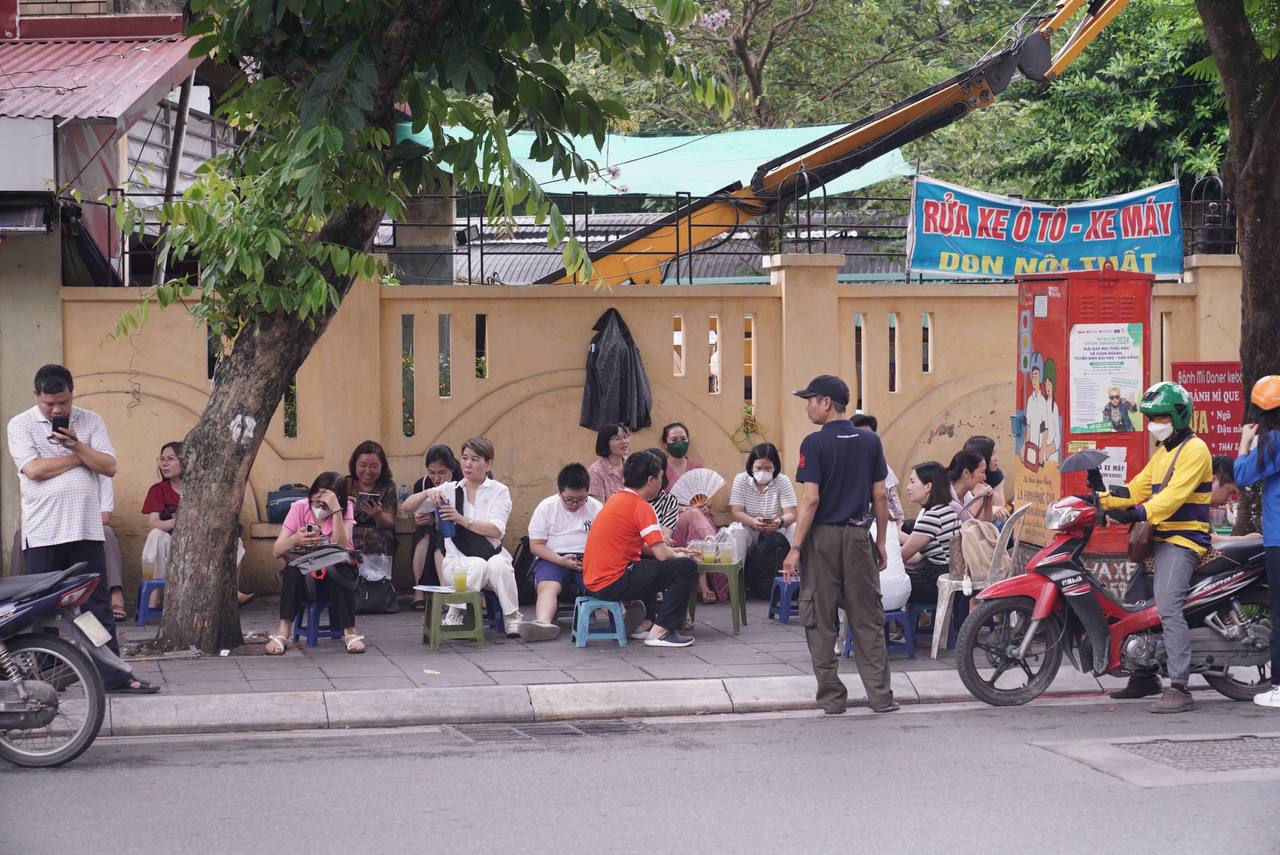 Hơn 100.000 sĩ tử Hà Nội đang làm bài thi môn Văn vào lớp 10: Phụ huynh ở ngoài đếm ngược từng giây- Ảnh 2.