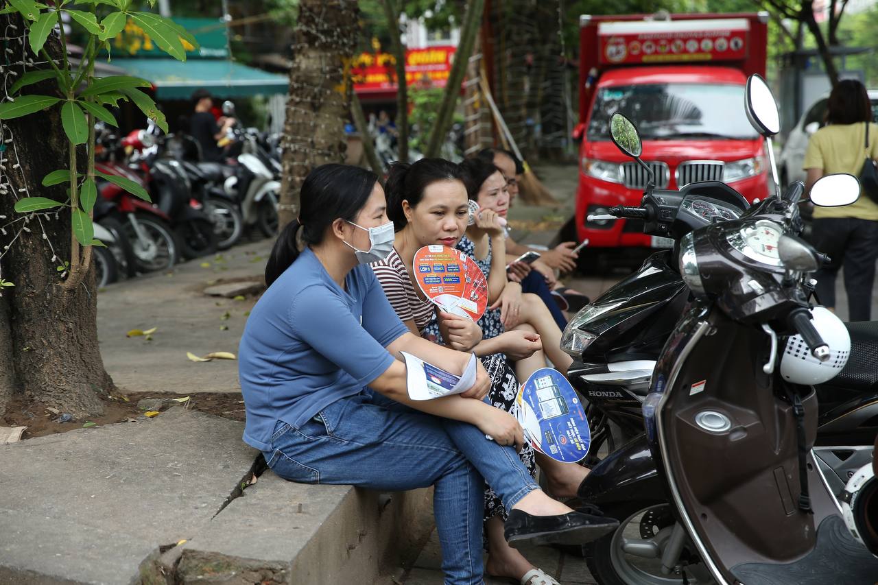 Hơn 100.000 sĩ tử Hà Nội đang làm bài thi môn Văn vào lớp 10: Phụ huynh ở ngoài đếm ngược từng giây- Ảnh 5.