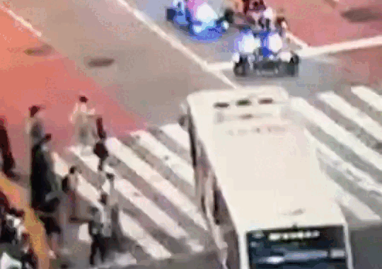 Tranh cãi nảy lửa từ đoạn clip người phụ nữ va chạm với xe buýt: "Đi bộ sao không nhìn đường?"- Ảnh 1.