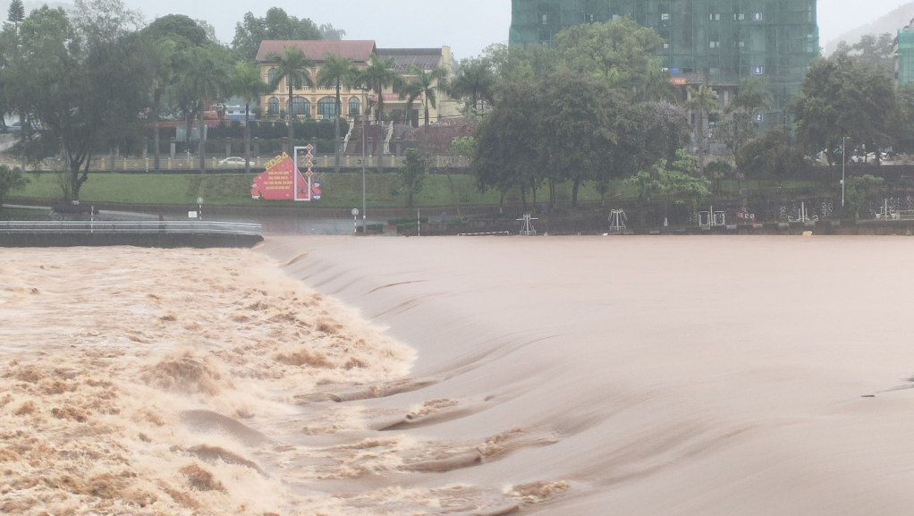 Mưa lớn làm nhiều tuyến phố, khu dân cư ở Quảng Ninh, Hải Phòng ngập sâu- Ảnh 2.