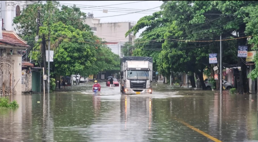Mưa lớn làm nhiều tuyến phố, khu dân cư ở Quảng Ninh, Hải Phòng ngập sâu- Ảnh 5.