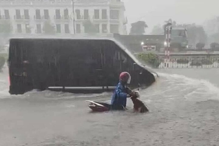 Hải Phòng, Quảng Ninh mưa lớn, đường ngập lút bánh xe- Ảnh 1.