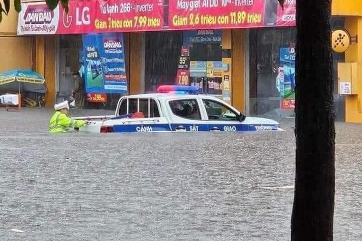 Hải Phòng, Quảng Ninh mưa lớn, đường ngập lút bánh xe- Ảnh 2.