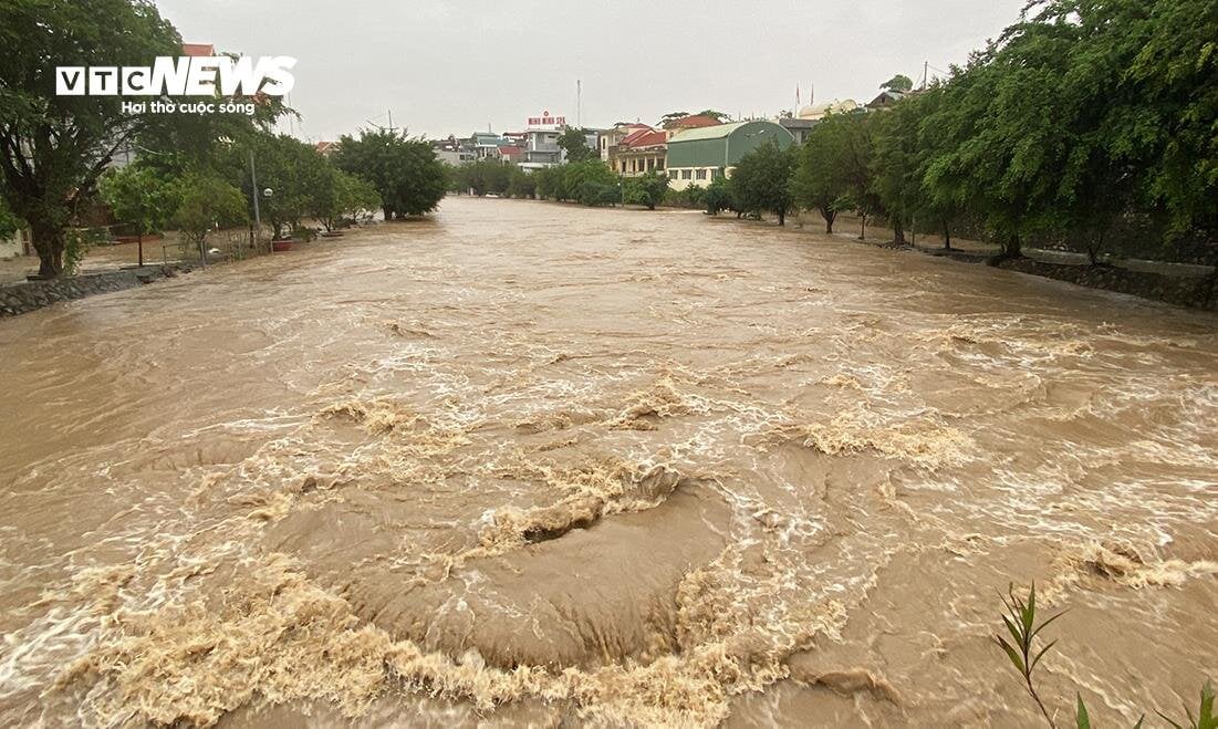 Nước ngập ngang người, đồ đạc bị cuốn trôi trong mưa lớn ở Quảng Ninh- Ảnh 6.