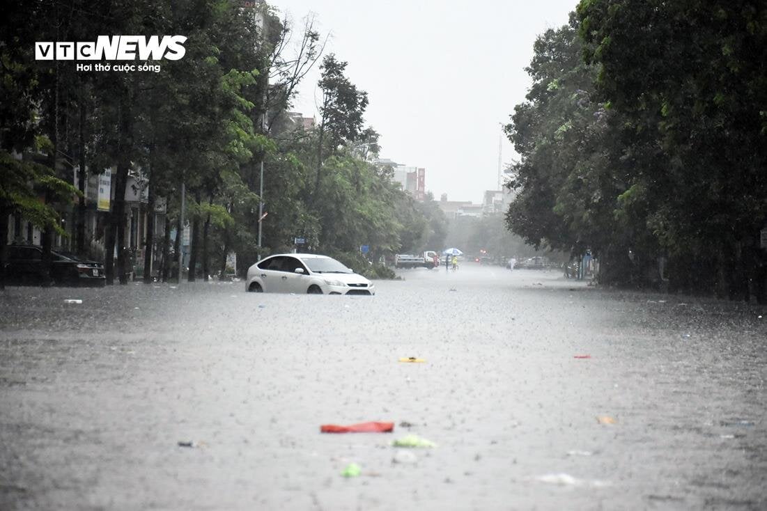 Nước ngập ngang người, đồ đạc bị cuốn trôi trong mưa lớn ở Quảng Ninh- Ảnh 1.