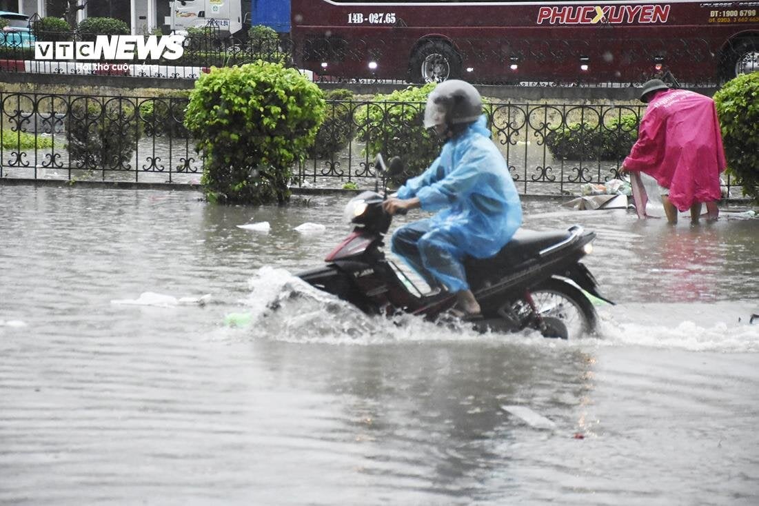 Nước ngập ngang người, đồ đạc bị cuốn trôi trong mưa lớn ở Quảng Ninh- Ảnh 14.