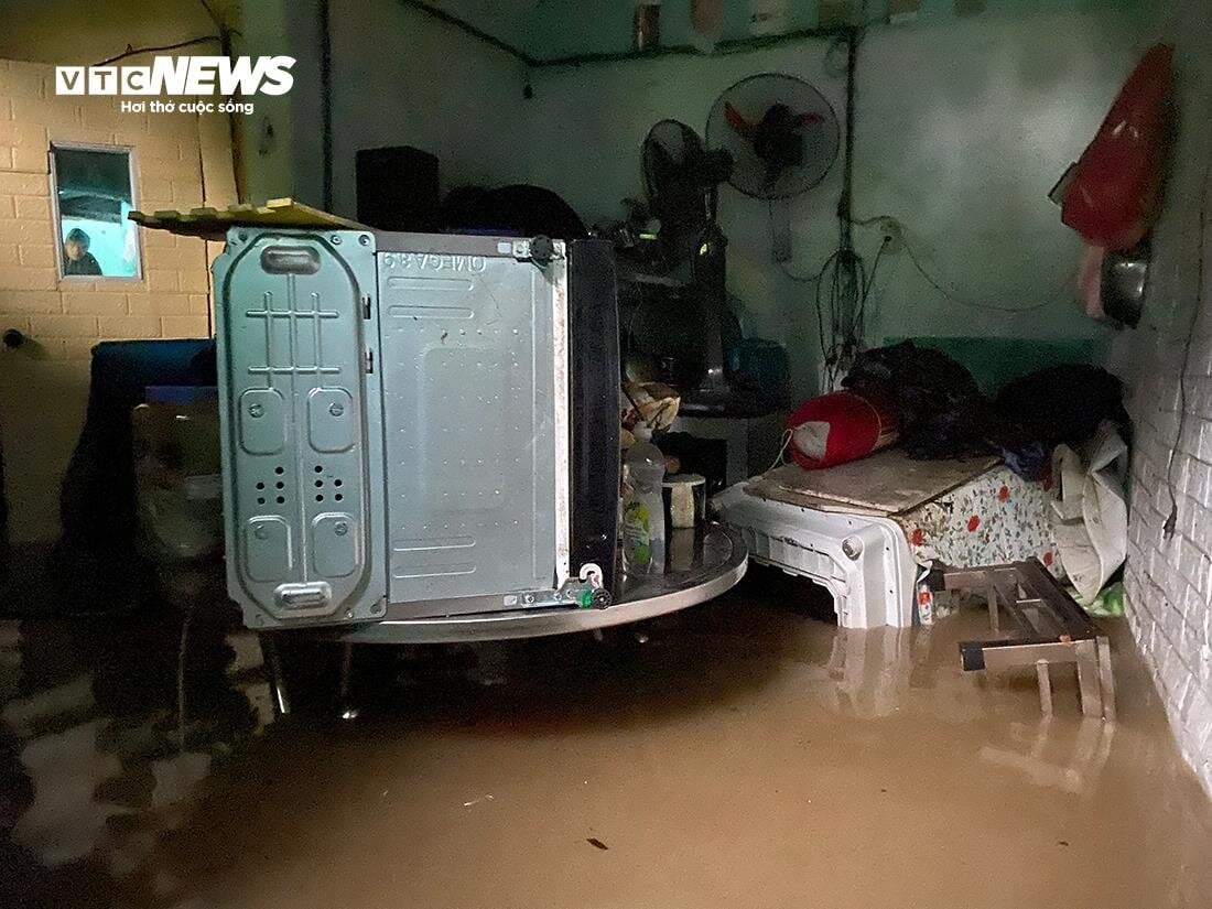 Nước ngập ngang người, đồ đạc bị cuốn trôi trong mưa lớn ở Quảng Ninh- Ảnh 5.