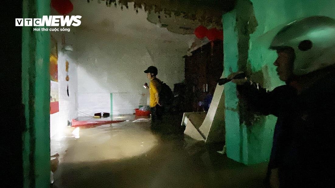 Nước ngập ngang người, đồ đạc bị cuốn trôi trong mưa lớn ở Quảng Ninh- Ảnh 4.