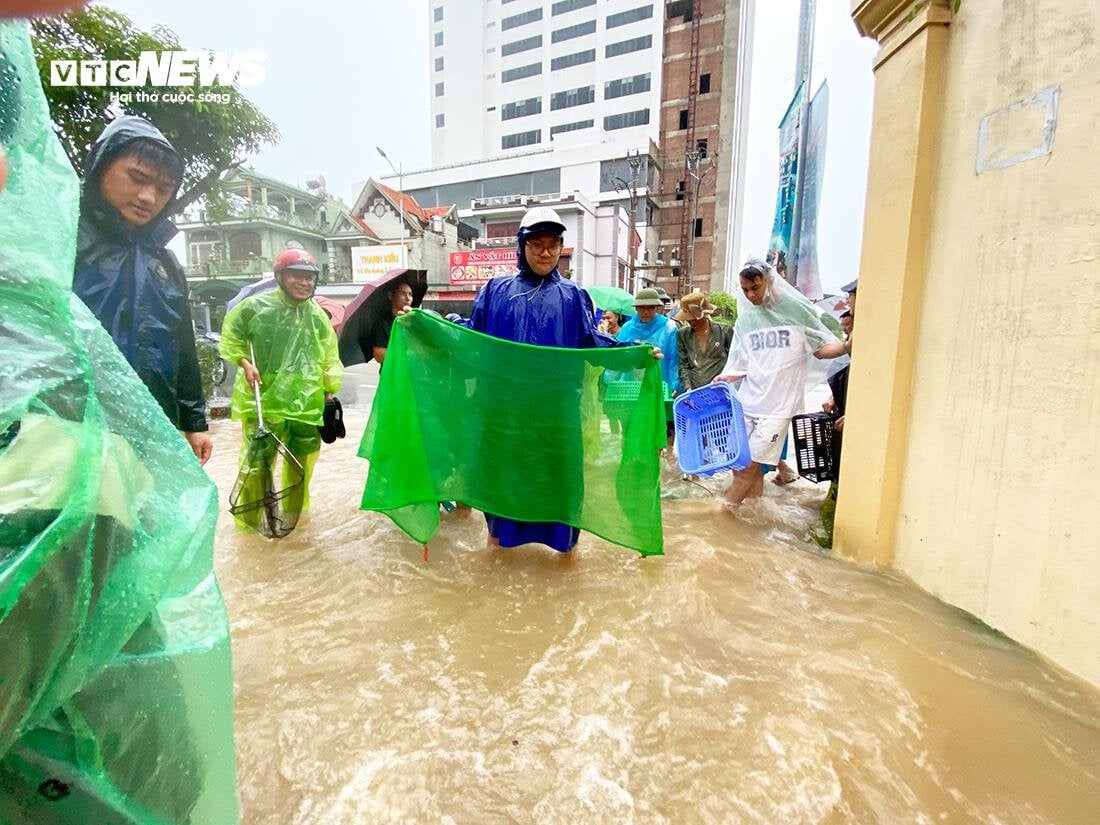 Nước ngập ngang người, đồ đạc bị cuốn trôi trong mưa lớn ở Quảng Ninh- Ảnh 12.