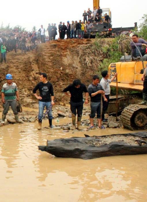 Lão nông "khoe" phát hiện cây gỗ dài gần 20m tỏa mùi thơm: Cháu trai nhìn thấy lập tức báo cảnh sát, được khen thưởng 1 triệu đồng- Ảnh 3.