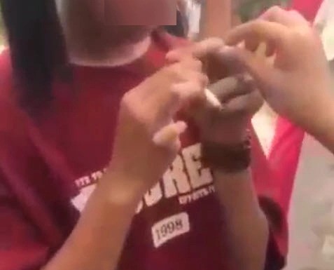 Vụ nữ sinh 14 tuổi bị hành hung, ép hút thuốc lá, quay clip tung lên mạng xã hội: Do mâu thuẫn cá nhân- Ảnh 1.