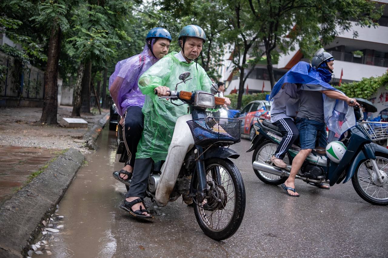 Phụ huynh 80 tuổi đưa con đi thi vào lớp 10: Tối kỵ dùng chữ phải với con, sẵn sàng bỏ 1-2 tỷ cho con đi học- Ảnh 4.