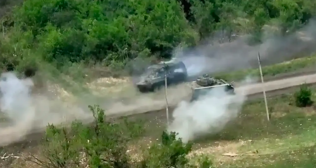 Ukraine tung video M2 Bradley của Mỹ cận chiến BTR-82A của Nga- Ảnh 1.