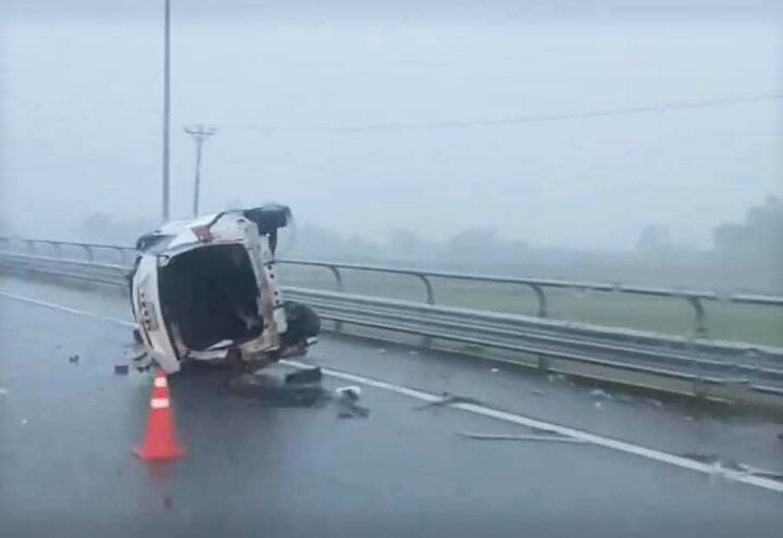 Ô tô con tự gây tai nạn trên cao tốc Hải Phòng-Móng Cái, hai người thương vong- Ảnh 1.