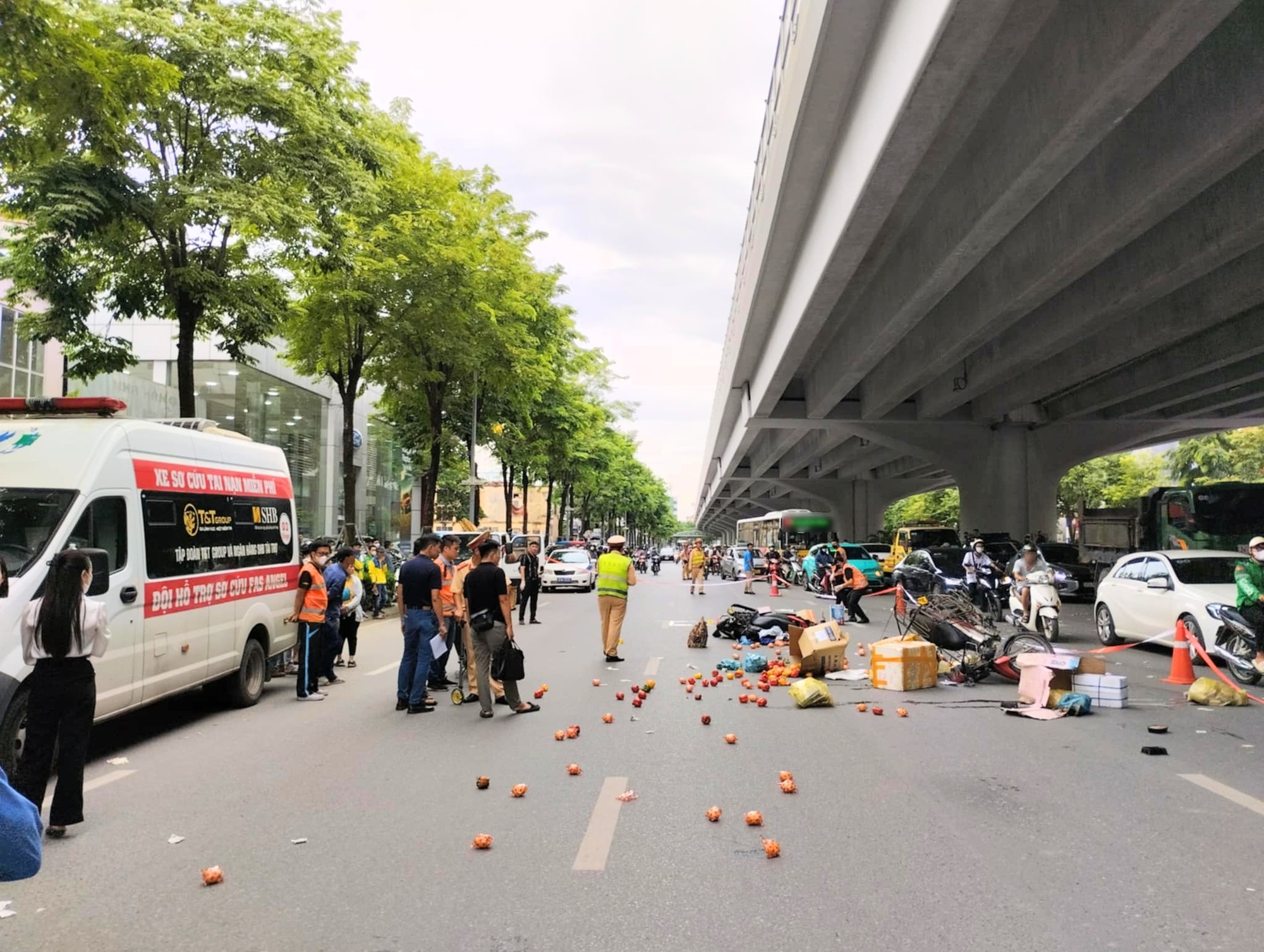 Hà Nội: Hiện trường vụ tai nạn liên hoàn khiến 1 người tử vong, 2 người bị thương nặng- Ảnh 1.