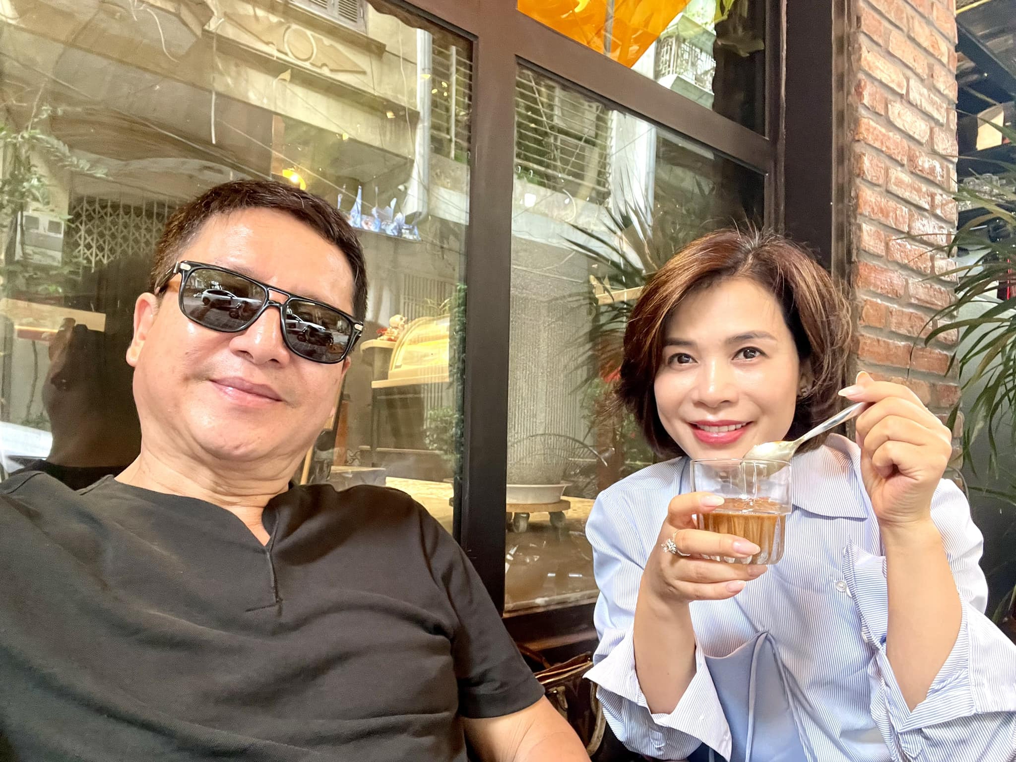 Cuộc sống vui tươi của NSƯT Chí Trung bên bạn gái Á hậu: Đi đâu cũng có nhau, vừa đón tin vui ở tuổi 63- Ảnh 1.