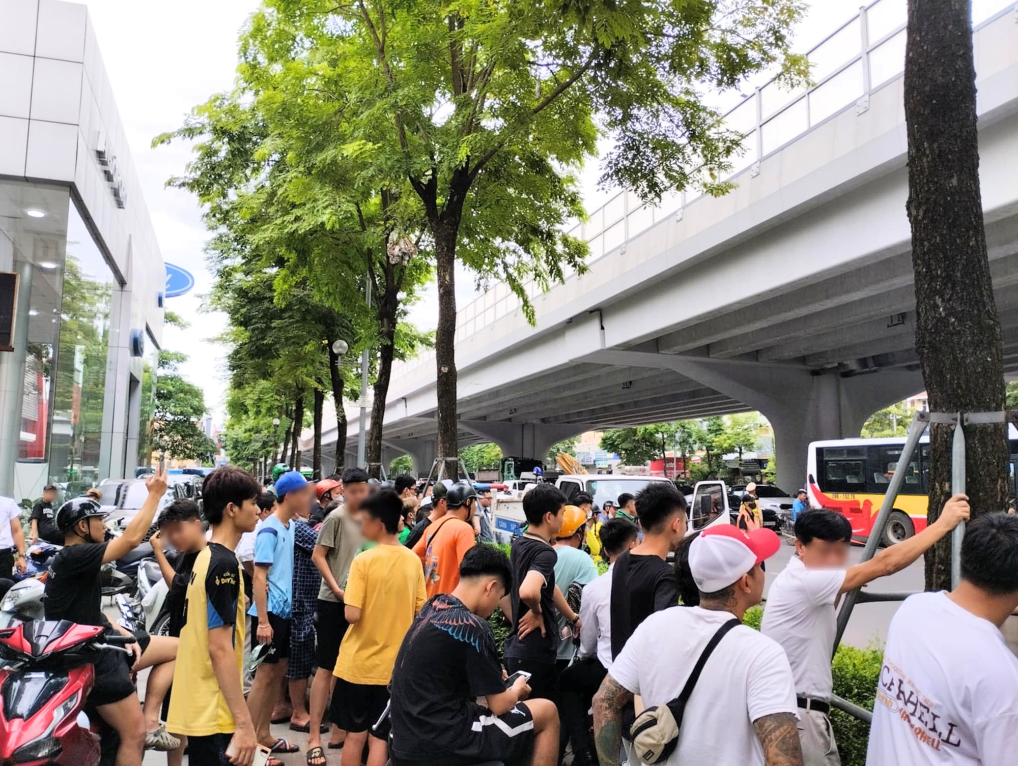 Hà Nội: Hiện trường vụ tai nạn liên hoàn khiến 1 người tử vong, 2 người bị thương nặng- Ảnh 3.