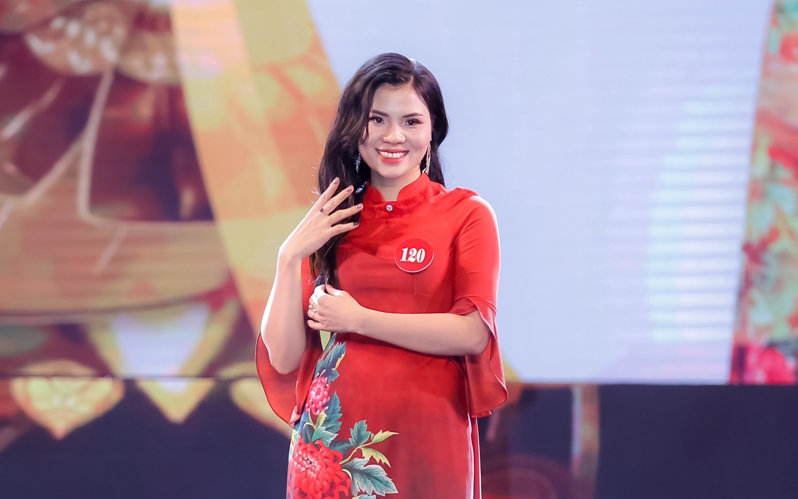 Vợ của giáo sư trẻ nhất Việt Nam năm 2022 vừa đoạt giải á hậu