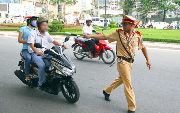 Tài xế đầu tiên ở Hà Nội tạm giữ bằng lái trên ứng dụng điện tử VNeID như thế nào?