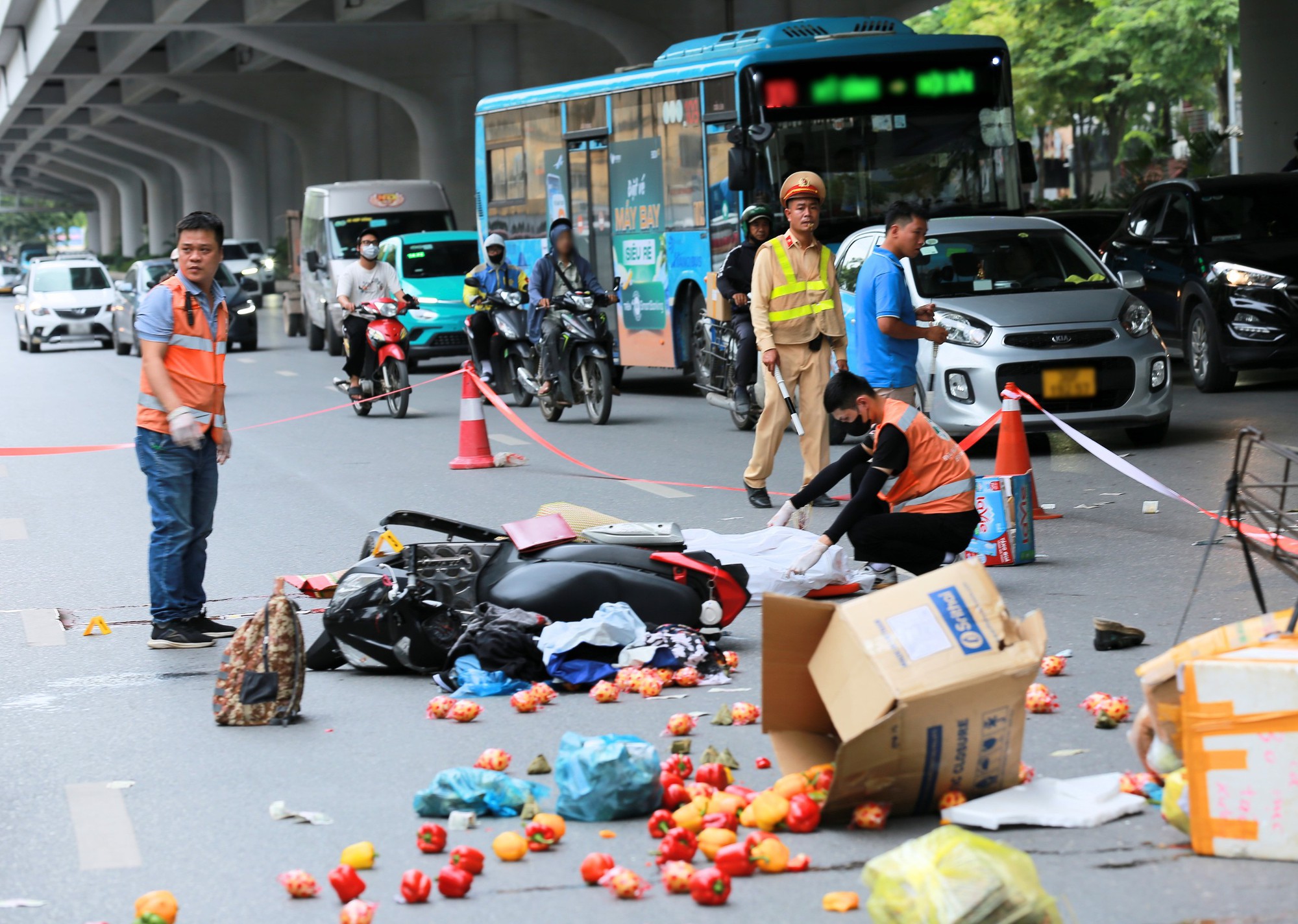 Hà Nội: Hiện trường vụ tai nạn liên hoàn khiến 1 người tử vong, 2 người bị thương nặng- Ảnh 2.