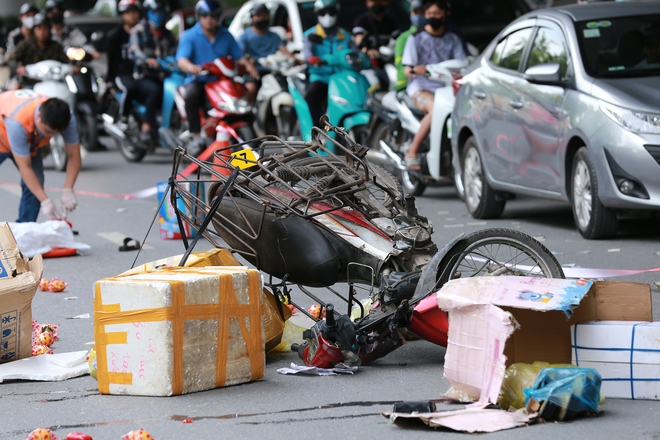 Hà Nội: Hiện trường vụ tai nạn liên hoàn khiến 1 người tử vong, 2 người bị thương nặng- Ảnh 5.