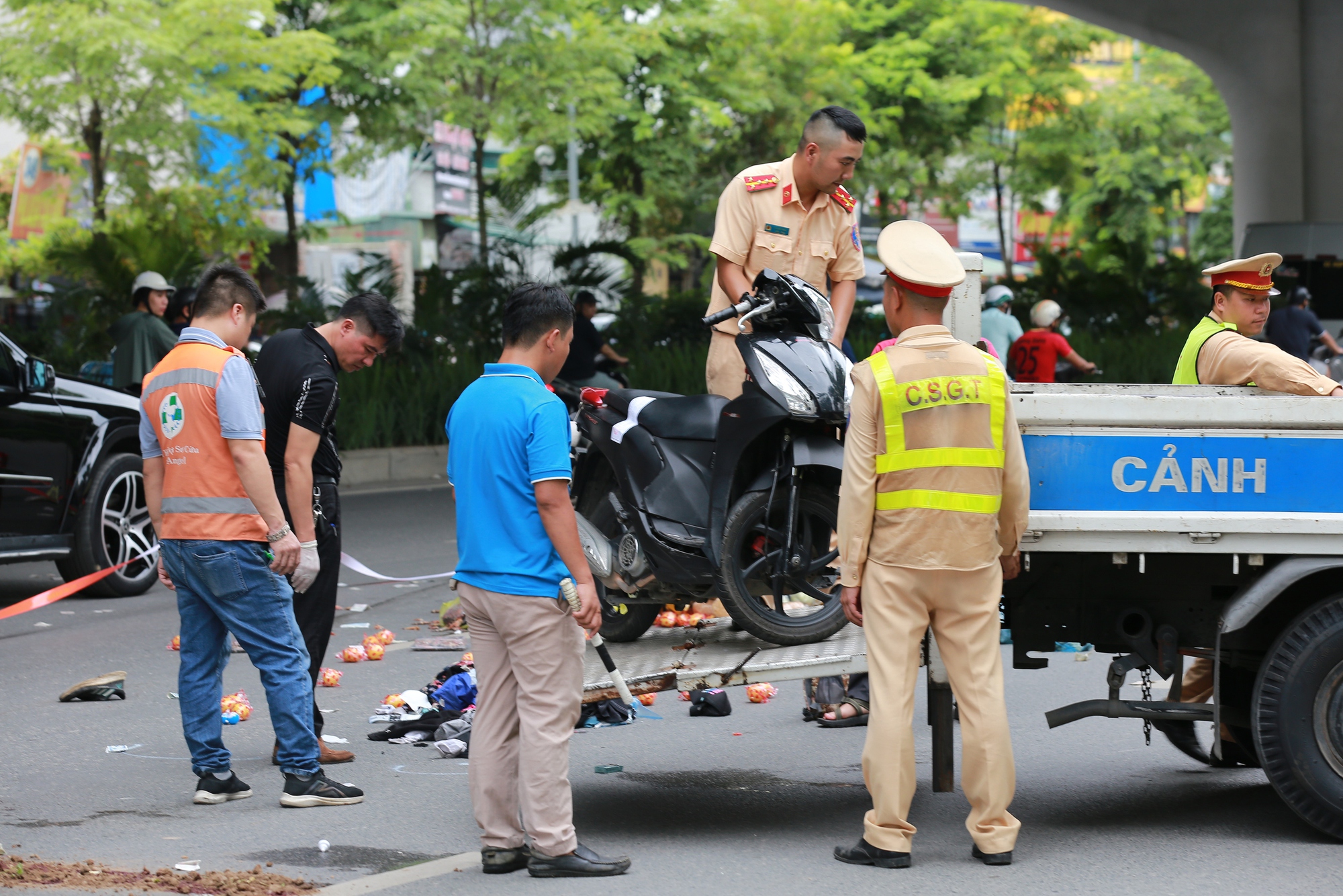 Hà Nội: Hiện trường vụ tai nạn liên hoàn khiến 1 người tử vong, 2 người bị thương nặng- Ảnh 9.